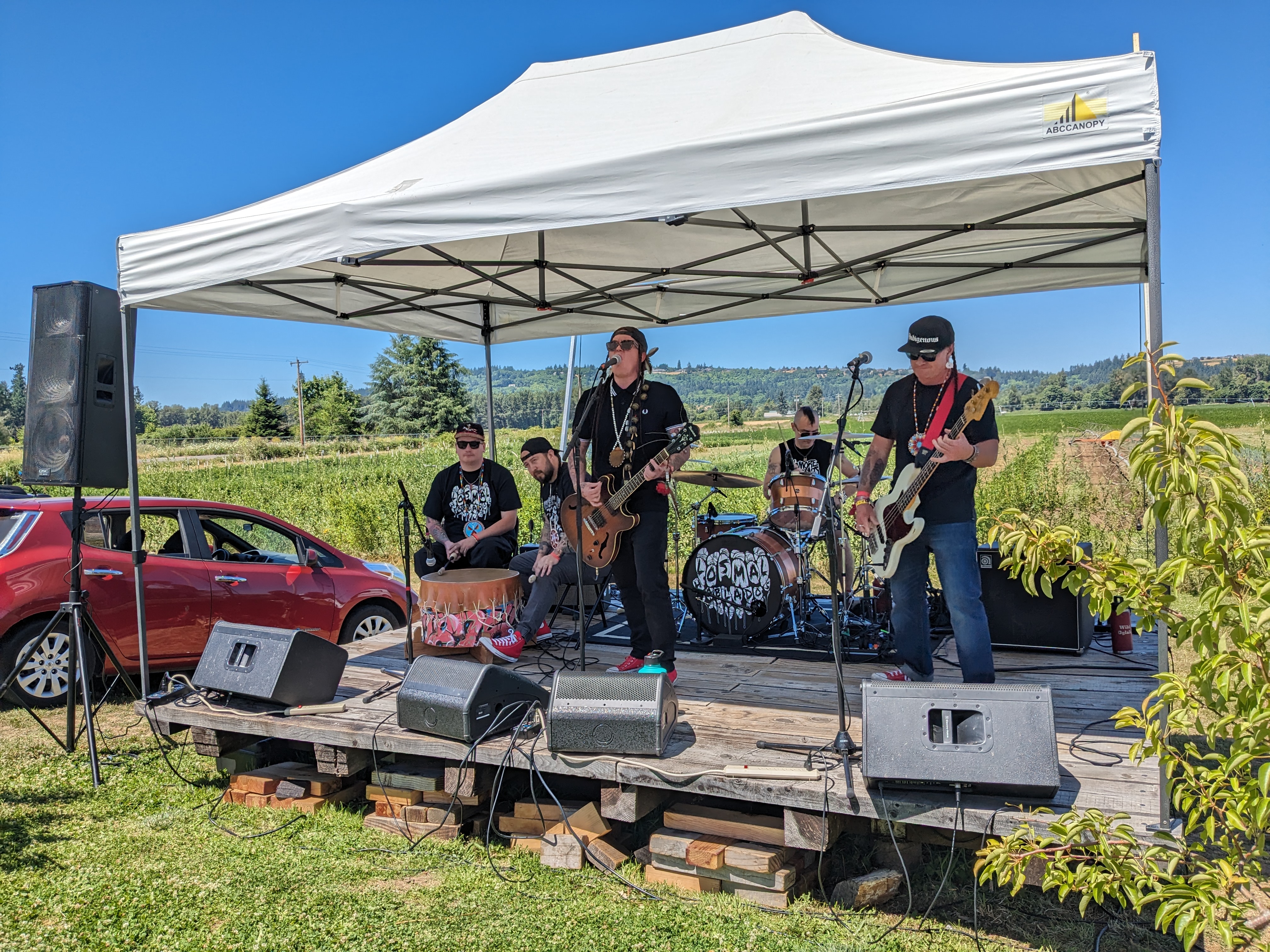 1876 performs onstage